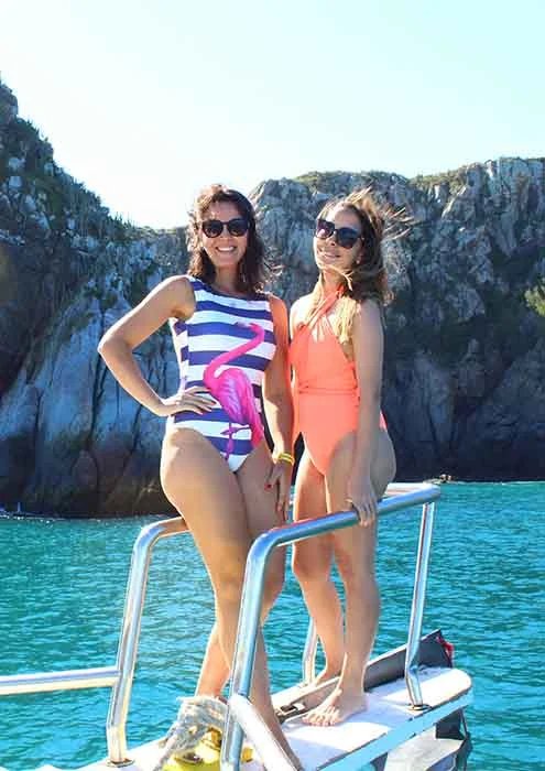 Foto Duas Mulher no Barco de Don Rodrigo Tour em Arraial do Cabo